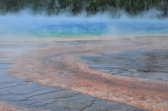 A colorida e sempre nebulosa Grand Prismatic Pool, no Yellowstone National Park, em Wyoming, nos Estados Unidos